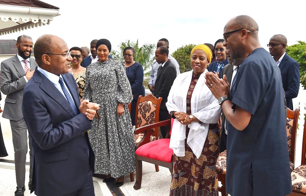 RAIS DK MWINYI APOKEA SALAMU ZA POLE KUTOKA AMREF IKULU ZANZIBAR