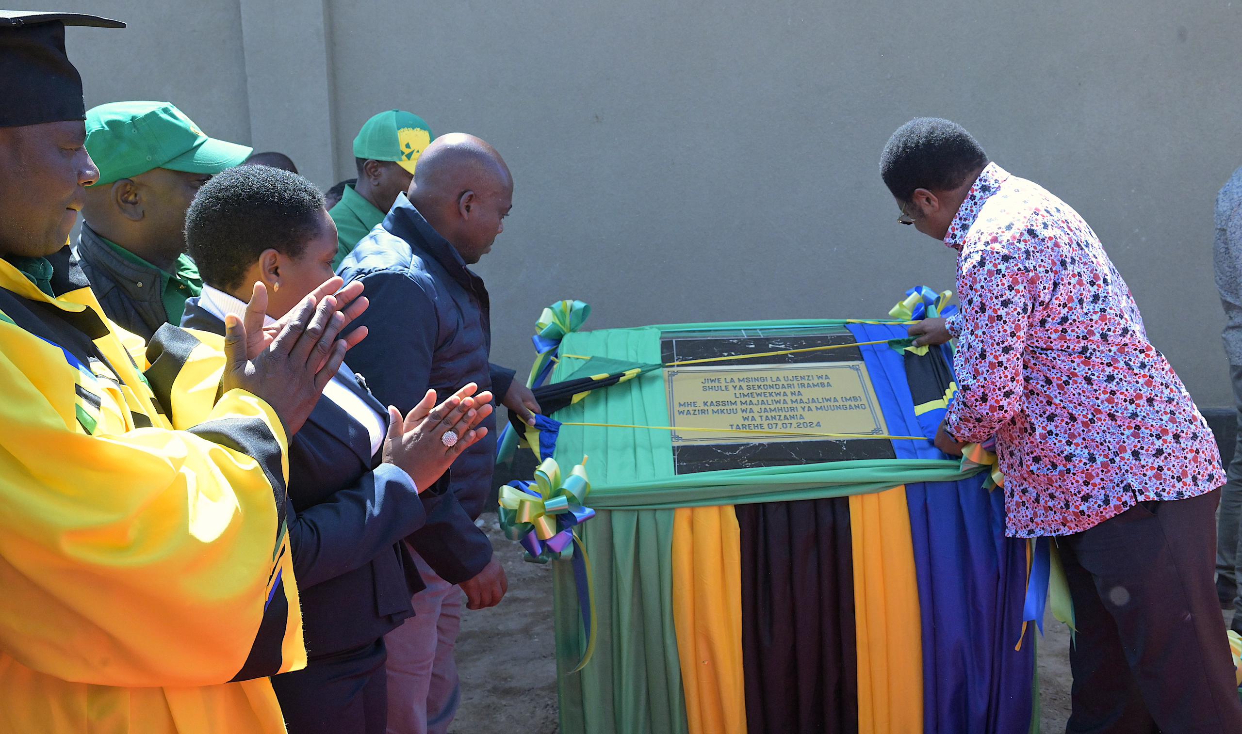 WAZIRI MKUU AWEKA JIWE LA MSINGI LA UJENZI WA SHULE YA SEKONDARI YA 
