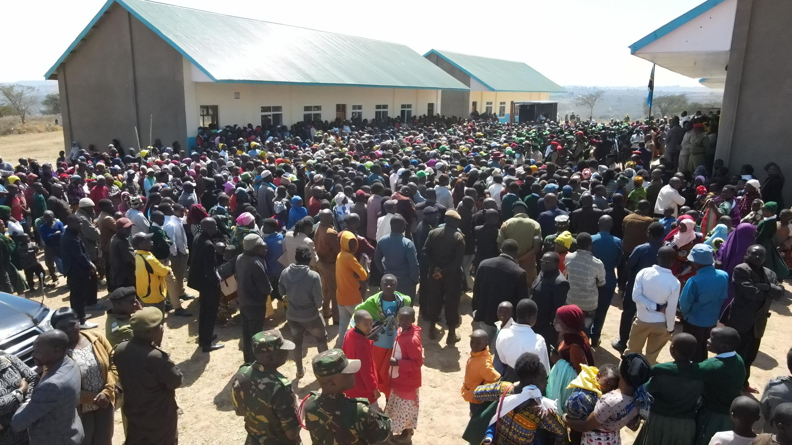 WAZIRI MKUU AWEKA JIWE LA MSINGI LA UJENZI WA SHULE YA SEKONDARI YA 
