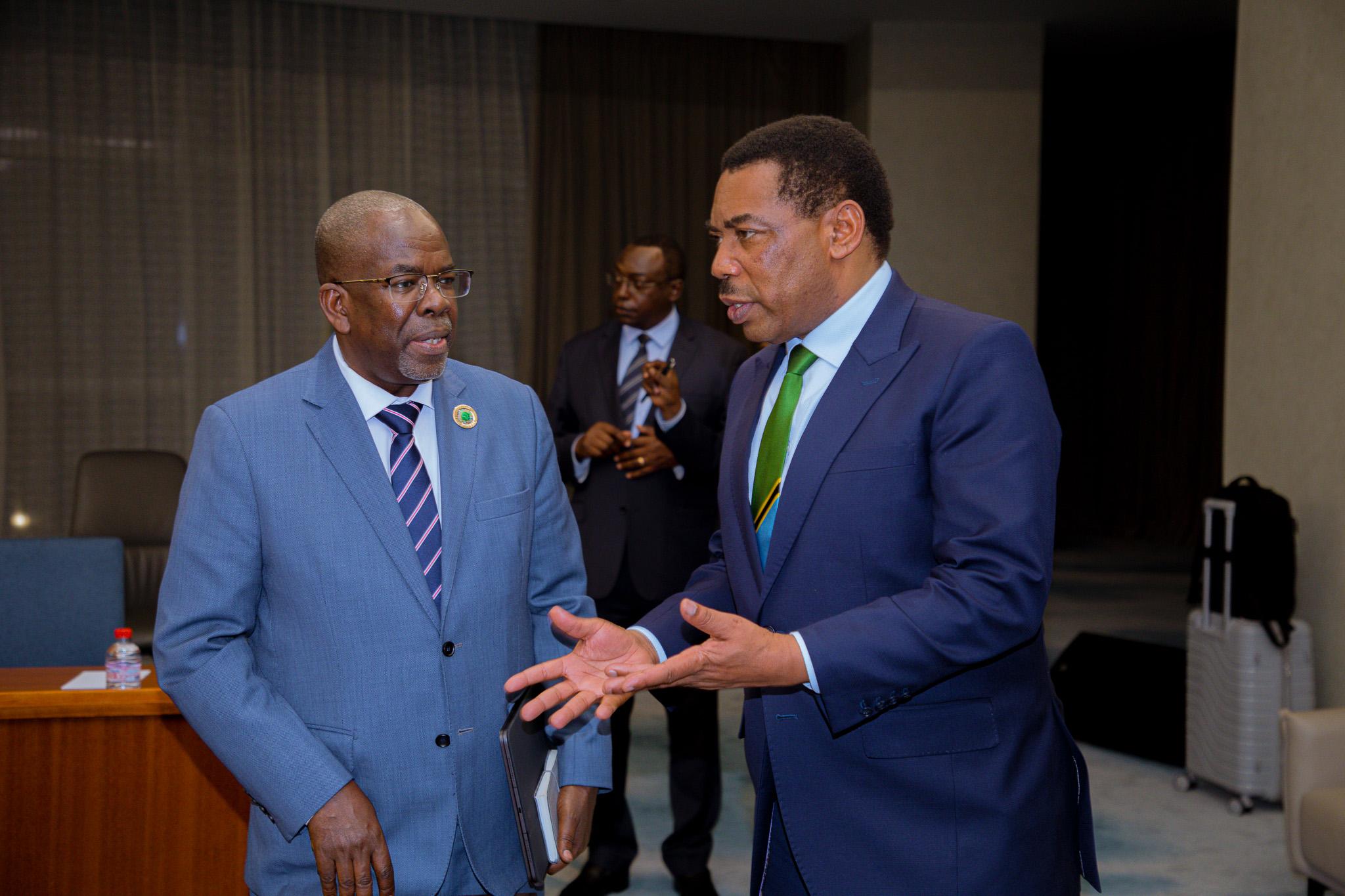 WAZIRI MKUU,BALOZI OMAR WAKITETA JAMBO BAADA YA KUMALIZIKA MKUTANO MKUU WA ADB, ADF CONGO BRAZZAVILLE